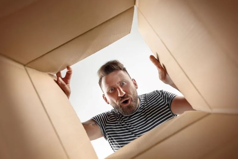 Ein Mann öffnet eine Box