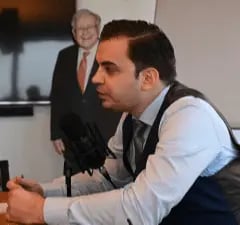 Endrit bei Podcastaufnahme