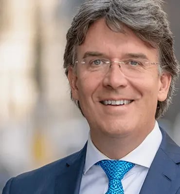 Frank Fischer mit blauer Krawatte