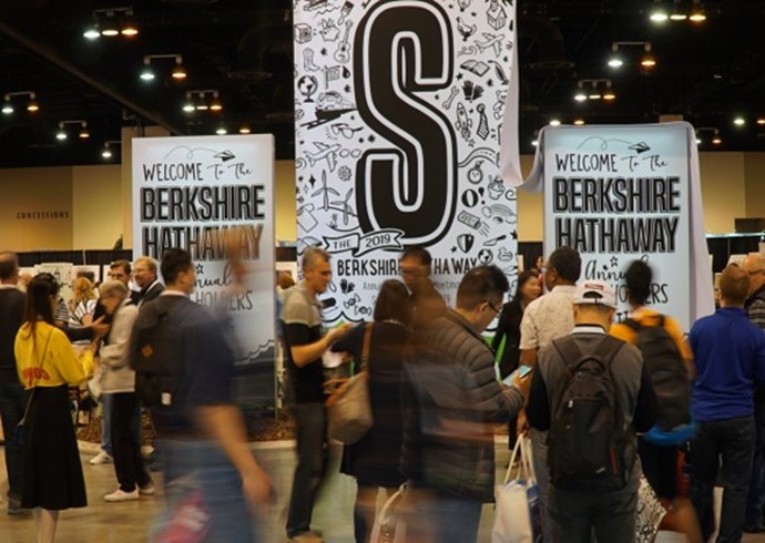 Menschenmenge in der Halle der Bershire Hauptversammlung 2019