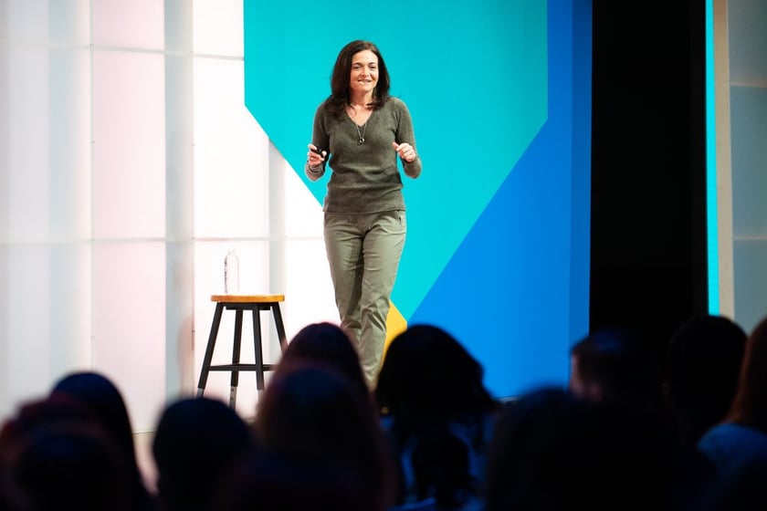 Facebook COO Sheryl Sandberg auf der Bühne