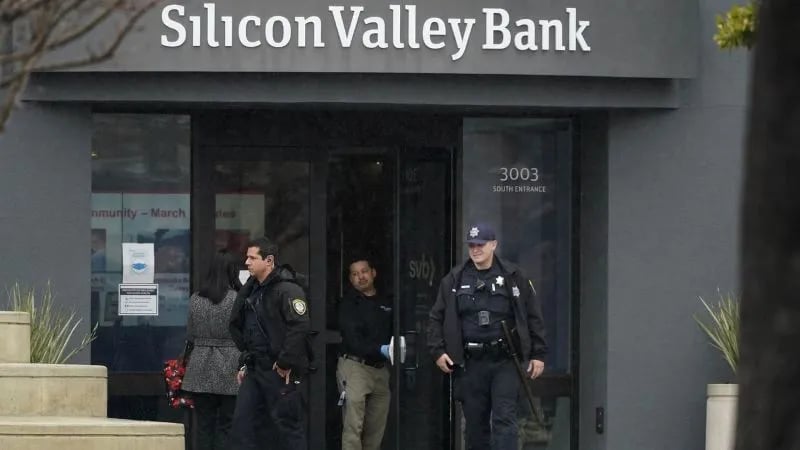 Polizisten verlassen die Silicon Valley Bank