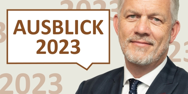 Heiko Böhmer mit Krawatte und Sprechblase Ausblick 2023