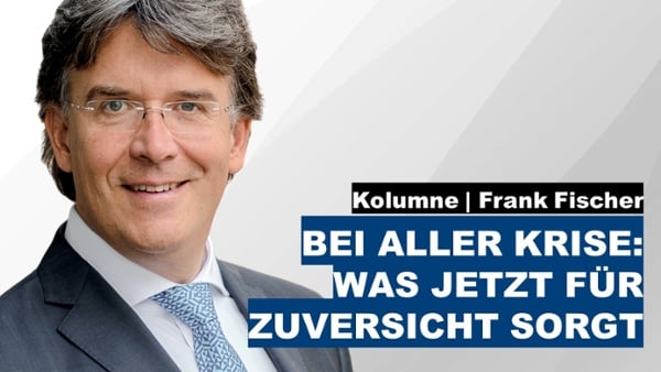 Frank Fischer im Anzug vor grauen Hintergrund