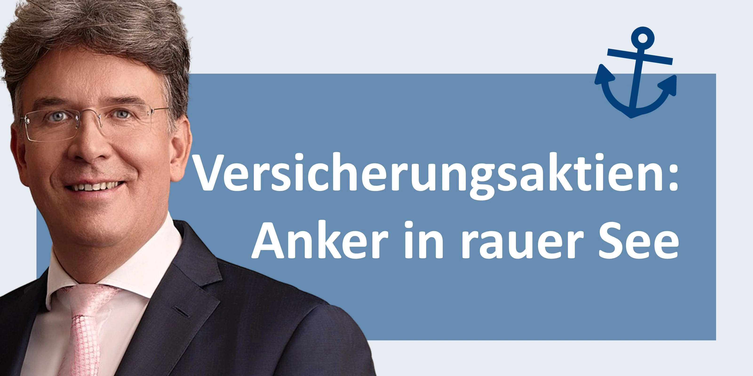 Frank Fischer mit Krawatte und einem blauen Anker im Hintergrund