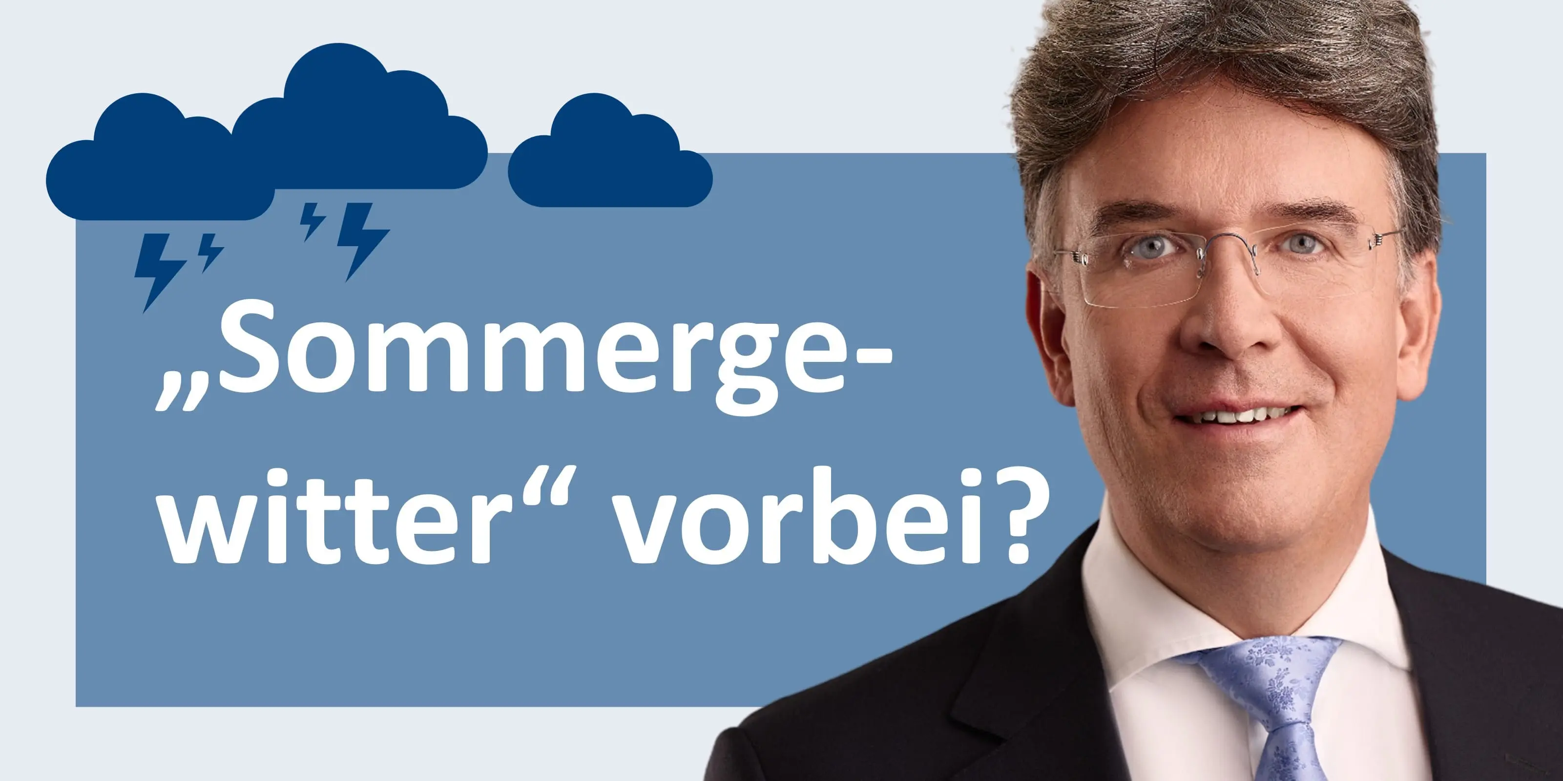 Frank Fischer mit Krawatte und blauen Gewitterwolken