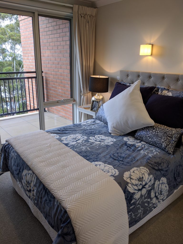 Einrichtung eines Ryman Zimmers mit blauem Bett