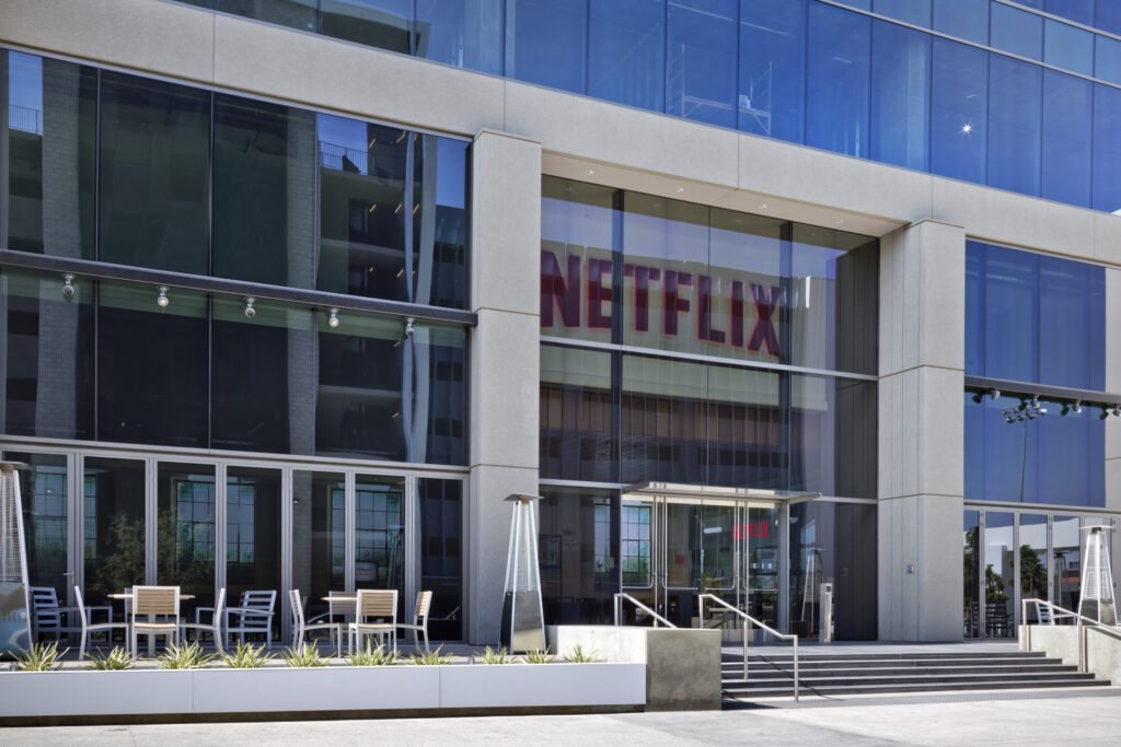 Eingang mit Glasfront - Netflix Zentrale